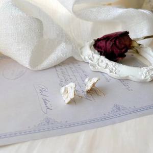 Petites boucles d'oreilles de luxe en fleurs de camélia blanches fraîches, bijoux en perles d'eau douce naturelles - Product Image 5