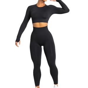 Ensemble de sport respirant personnalisé avec logo sur le devant pour femme, idéal pour le yoga, l'entraînement en extérieur et les loisirs - Product Image 1