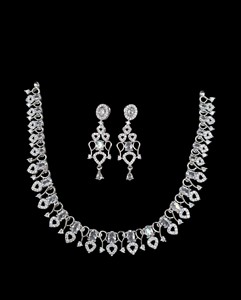 Parure de bijoux AD : Exquise motif de cerceau de perles répétitif, maillons incurvés, accents de pierres ovales et boucles d'oreilles pendantes assorties - Fournisseur - Product Image 6