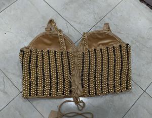 บัสติเยร์คอร์เซ็ทสีทองประดับมุก พลอยเทียม และลูกปัดสีดำด้วยมือ - Product Image 3