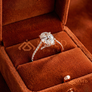 แหวนหมั้นเพชรทรงวงรีสุดหรูพร้อมดีไซน์แบบโซลิแทร์คลาสสิกประดับเพชรแบบพาเว่ – เครื่องประดับงานแต่งงานสุดหรูสีโรสโกลด์ 14K - Product Image 4