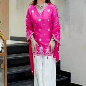 Kurti de viscosa pura con bordado de lentejuelas y dupatta de nazmin pesado, conjunto de traje de diseñador para fiestas étnicas, al por mayor - Product Image 3