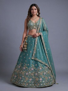 Ensemble Lehenga indien pakistanais en soie brodée rose, longueur au sol, avec blouse sans manches et dupatta, tenue de mariée florale - Product Image 4