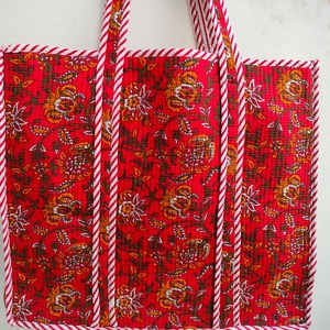 Bolso Tote Acolchado de Algodón Jaipuri con Cremallera, Estampado Floral Rojo Vibrante, Bolso de Hombro Hecho a Mano, Bolso de Compras con Estampado Indio - Product Image 6