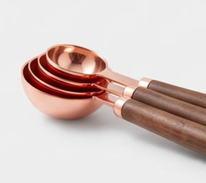 Cuillère à mesurer esthétique en or rose poli avec manche en bois, design élégant et roulé, ustensiles de cuisine pour la cuisson - Product Image 2