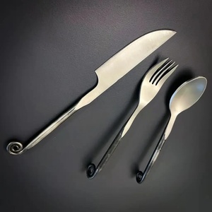 ชุดช้อนส้อมสแตนเลสสตีลคุณภาพสูง งานแฮนด์เมด สไตล์ยุคกลาง 3 ชิ้น พร้อมปลอกหนัง  แบบใหม่ - Product Image 2