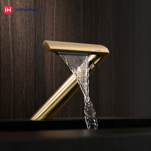 Miscelatore Monoforo a Cascata per Lavabo da Bagno Moderno, Montaggio su Piano in Ottone Oro Spazzolato - Product Image 1