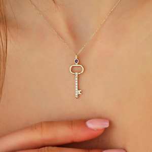 Collier pendentif clé en or blanc pour femme avec diamants de laboratoire taille brillant rond certifiés IGI, style classique - Product Image 2