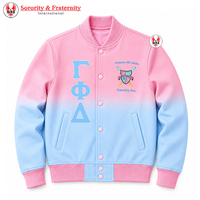 Jaket Varsity Satin Kontras Pink Biru Muda Wanita Gamma Phi Delta dengan Kancing Tekan di Depan, Kerah dan Manset Rajut, Pakaian Kampus