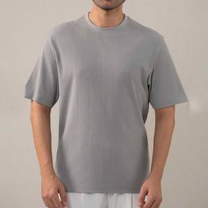 Camiseta de Doble Capa para Hombre con Logotipo Personalizado, Mejor Precio, Camiseta Gris Claro a Rayas con Cuello Redondo, Camisetas Grises al Por Mayor - Product Image 1