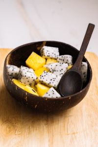 Bol en coquille de noix de coco sculpté à la main, design rustique, écologique, revêtement plastique, en stock, pour le camping, la maison, servir les fruits - Product Image 3