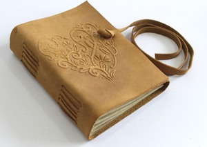 Encanto rústico con cuerdas decorativas de cuero cosidas en el lomo, cubierta frontal con diseño de corazón en relieve, diario de cuero. - Product Image 3