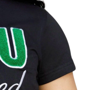 Camiseta Chenille Negra con Bordado Griego Inspirado en HBCU, Prenda Casual de Algodón Premium para Streetwear - Product Image 3