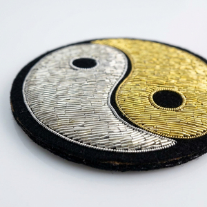 Écusson Symbole Yin Yang Rond pour Tenue de Karaté, Badge Circulaire Fait Main en Argent et Or pour Casquette - Product Image 3