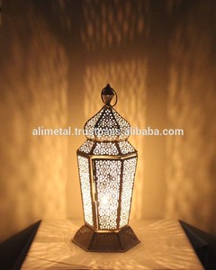 Lanterne à bougie de table de style marocain personnalisée en relief avec finition blanche pour la décoration de la maison et du bureau en verre métallique - Product Image 6