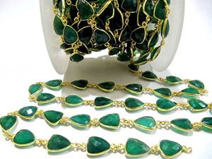 Chaîne à maillons en laiton avec onyx vert naturel taille triligne facetté en forme de briolette - Product Image 1