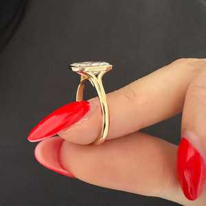 Anillo con Diamante de Laboratorio de 3 Quilates, Corte Alargado Tipo Cojín, Engaste en Bisel, Anillo Solitario con Corte Catedral, Estilo Art Deco, Certificado IGI - Product Image 5