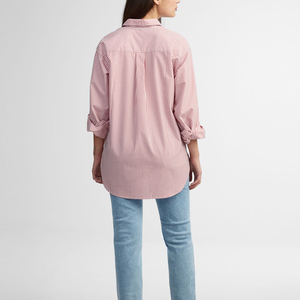 Camisa de mujer extragrande con rayas verticales, botones y bolsillo frontal - Product Image 5