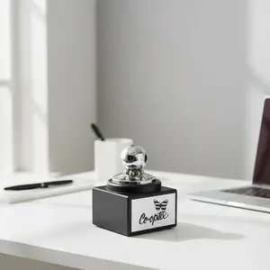 Prensa Papel Premium para Escritorio Ejecutivo, Elegante Accesorio Metálico para Escritorio y Tomador de Decisiones, Regalo para Profesionales - Product Image 3