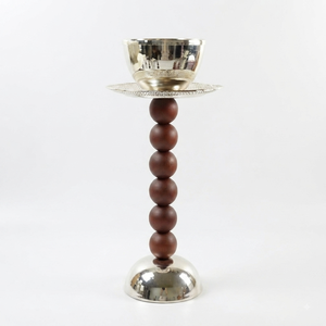 Ensemble élégant de brûleurs d'encens sur piédestal haut avec des sphères en bois empilées, des plateaux assortis et des bols distinctifs pour l'aromathérapie - Product Image 4