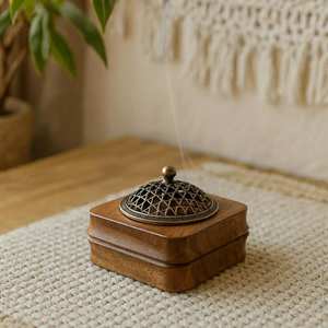 Étui à encens en bois artisanal avec trous de ventilation pour bâtonnets d'encens à combustion lente et arôme longue durée - Product Image 1