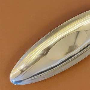 Ce plateau élégant en forme de bateau, argenté, présente une finition très polie et des extrémités pointues, idéal pour servir des aliments et décorer. - Product Image 3
