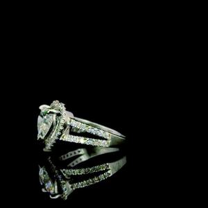 แหวนหมั้นดีไซน์ทันสมัยรูปหัวใจประดับเพชรแล็บโกรว์ ชุบโรเดียมบนทองคำขาว 9K แหวนหรูหราโรแมนติก - Product Image 3