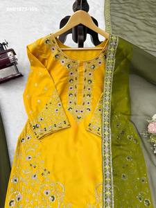 Conjunto de crepé con bordado de hilo y lentejuelas para festivales, traje de manga larga, pantalón palazzo acampanado y dupatta. Compra en línea en India. - Product Image 4