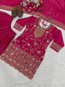 Conjunto Kurti Sharara de Georgette Rosa Magenta con Bordado Floral de Zari Dorado en el Pecho y Dupatta con Borde Pesado de Daman - Prayosha Enterprise - Product Image 4