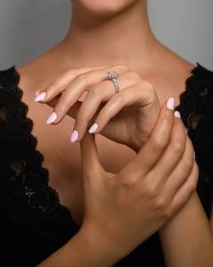 แหวนเพชรทรงรูปไข่ 5 กะรัต เพาะเลี้ยงในห้องปฏิบัติการ พร้อมเพชรเม็ดเล็กทรงรูปไข่ด้านข้าง ทองคำขาว 14K สี D ความสะอาด VVS2 รับรองโดย IGI - Product Image 4