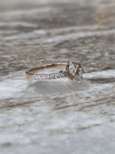Bague de fiançailles Chevron en diamant de laboratoire Marquise 0,26 carat, or bicolore, design en V ouvert, sertie pavé, certifiée IGI, luxe pour femme - Product Image 4