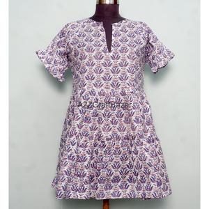 Robe d'été vintage élégante pour femme, 100% coton, mini, coupe trapèze, col en V, manches courtes, imprimé floral, pour le bureau ou les soirées - Product Image 1