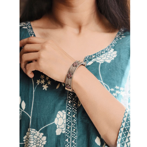 กำไลโลหะแบบโบราณสีแดงเลือดหมูเคลือบลายดอกไม้ งานฝีมือชนเผ่าแบบดั้งเดิม  งานโบราณ ราคาขายส่ง - Product Image 4