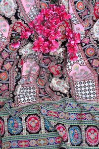 Tissu imprimé géométrique noir à motifs décoratifs avec bordure épaisse pour la confection de robes Kurti, tissu pour vêtements ethniques. - Product Image 4