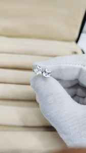 Boucles d'oreilles clous en saphir blanc, argent sterling 925, taille coussin, faites à la main, plaqué or, pierre de naissance de avril, cadeau d'anniversaire pour femme - Product Image 6