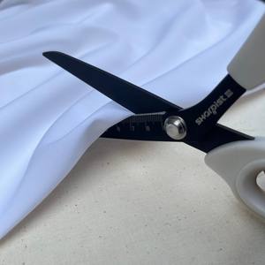 Ciseaux de couture de haute qualité - Accessoire de couture - Lame en acier inoxydable de 9 pouces, poignée ergonomique en nylon blanc souple - Product Image 6