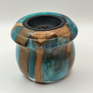 Magnifique brûleur d'encens en résine turquoise et bois, avec une finition brillante et tourbillonnante, accompagné d'un récipient de combustion noir mat durable. - Product Image 5