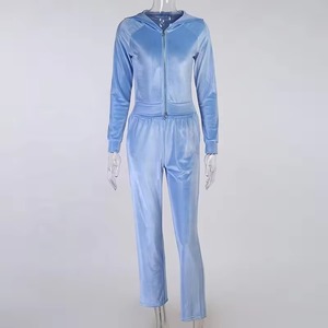 Producto en Tendencia 2026: Conjunto Deportivo de Terciopelo Liso para Mujer, Personalizable con Logotipo, Traje Deportivo para Gimnasio en Venta - Product Image 1