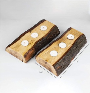 Centre de table en bois massif avec trois bougies chauffe-plat espacées uniformément, intégrées dans du bois naturel à bord vif et organique. - Product Image 5