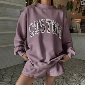 เสื้อสเวตเชิ้ตคอเต่าทรงโอเวอร์ไซส์สำหรับผู้หญิง ออกแบบลายตัวอักษรได้ตามต้องการ แขนยาว ผ้าถัก คอตตอน ใส่ได้ทั้งฤดูใบไม้ร่วงและฤดูหนาว - Product Image 1