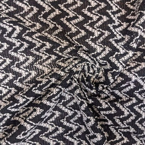 Tela de nailon de ganchillo con patrón en zigzag negro y beige, muy demandada, transpirable y ligera para vestidos de niñas y mujeres. - Product Image 1