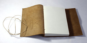 Carnet vintage personnalisé en cuir de buffle véritable, haute qualité, souple, fait main, reliure cousue en coton recyclé pour journal intime et notes. - Product Image 3