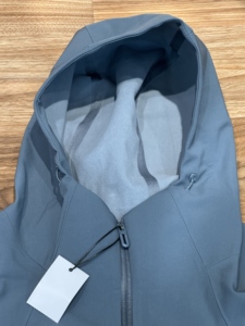 เสื้อแจ็คเก็ตกันลมสไตล์ OEM สำหรับฤดูหนาว คอตั้ง ปิดแบบสวมหัว ผลิตด้วยวิธีการทอผ้าแบบไม่ถักทอ - Product Image 3