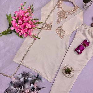 ชุดคุร์ตีผ้าไหมโรมันเนื้อหนา พร้อมงานปักลายดิ้นและเลื่อม ประดับด้วยกางเกงเข้าชุด และผ้าคลุมไหล่ผ้าออร์แกนซาลูกไม้แฟนซี ชุดสำหรับผู้หญิงสไตล์ชาติพันธุ์ - Product Image 1