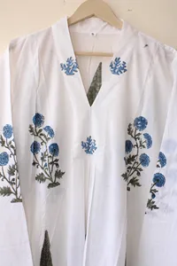 Vestido maxi de algodón blanco para mujer, con estampado floral azul hecho a mano, estilo holgado, vestido largo de verano. - Product Image 3