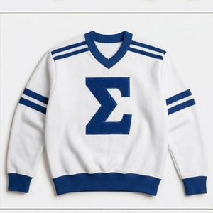 Pull en tricot blanc à col en V avec imprimé lettre Sigma bleue, coupe classique, style preppy pour homme, vêtement d'automne - Product Image 1