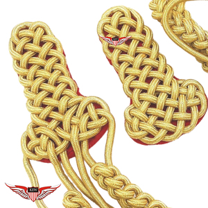 Aiguillette avec épaulettes en Mylar doré sur fond rouge, tressée, avec pointe dorée métallique - Product Image 3