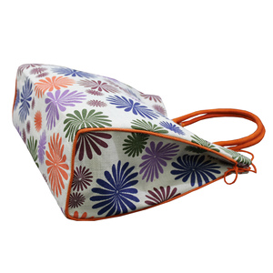 Sac de plage en jute durable et écologique à imprimé floral intégral, avec poignée en corde rembourrée et intérieur en PP laminé - Product Image 2