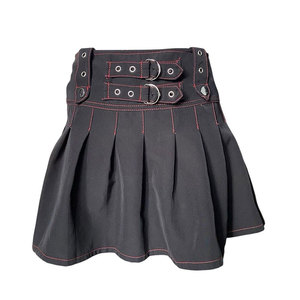 Minifalda gótica plisada con costuras en contraste rojas, falda skater de cintura alta estilo punk rock para mujer con hebillas metálicas - Product Image 1