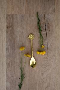 Cuillère à dîner en laiton doré, faite à la main, avec un design embossé et artistique, pour la maison et l'hôtellerie, par Universal Overseas. - Product Image 2